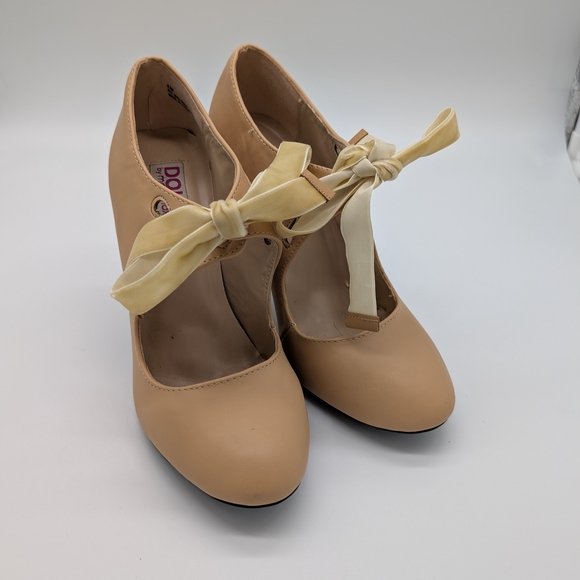 Elegant Tan Women's Shoes with Bow Detail - Picture 1 of 4